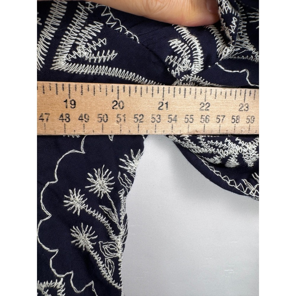 Solitaire Embroidered Blouse sz L Navy Blue White Puff Sleeve Scalloped boho - Picture 6 of 7